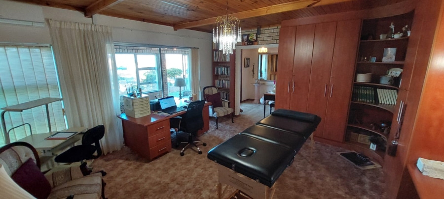 5 Bedroom Property for Sale in Wavecrest Eastern Cape